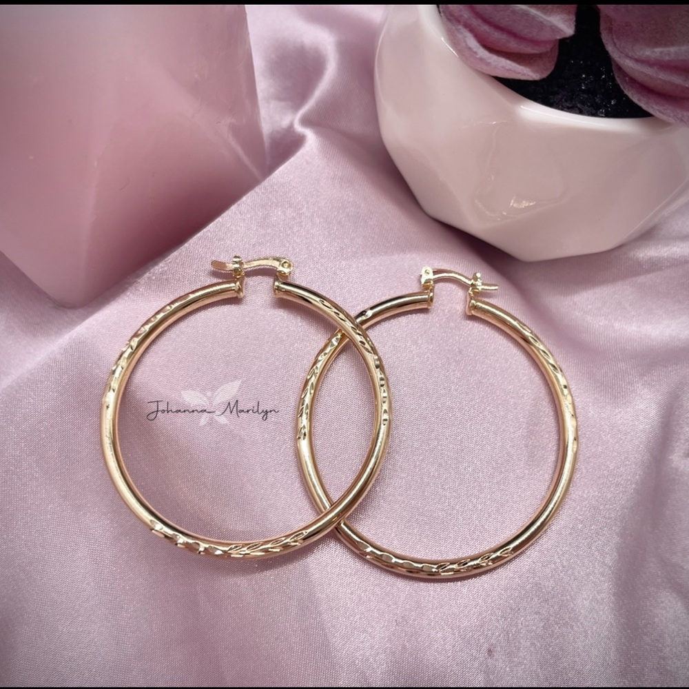 18k Gold Filled Diamond Cut Hoop
Earrings 1.85" ✨ available in 2.5” 2.4” & 2.25”
